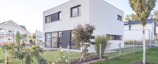 Aluplast Ideal 8000 casa com caixilharia superior