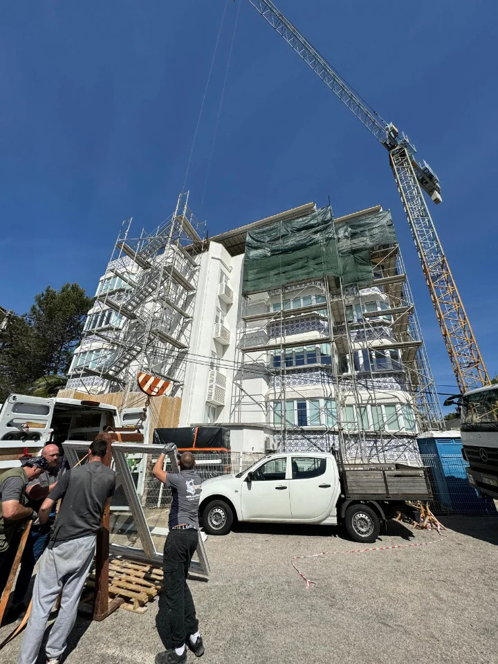 Edifício Residencial em Cascais – Instalação de Janelas PVC Aluplast