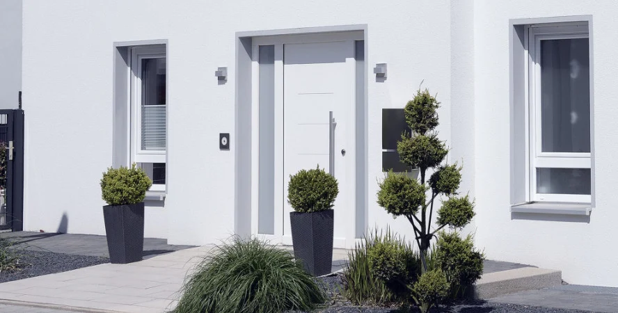 Porta de entrada em Caixilharia PVC branca moderna com caixilharia eficiente