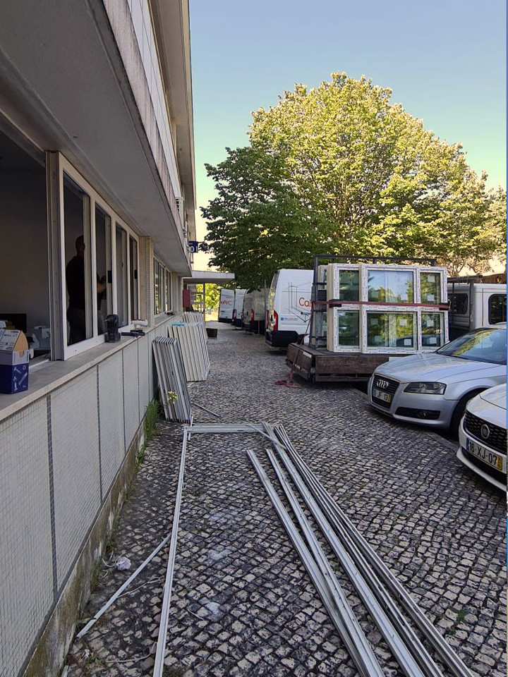 Montagem de janelas PVC CaixilhoPVC no Centro de Incubação e Desenvolvimento.