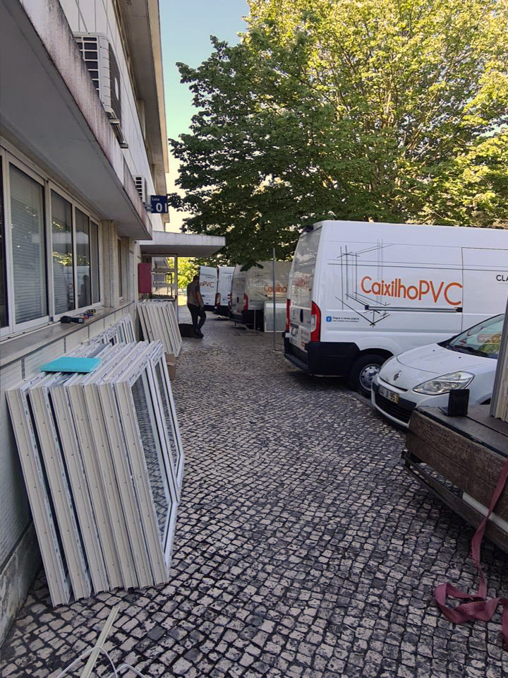 Perfis e janelas PVC da CaixilhoPVC preparados para instalação no Centro de Incubação e Desenvolvimento.