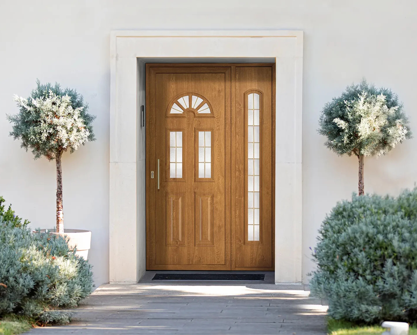 Porta exterior PVC em imitação de madeira tradicional com vidros decorativos