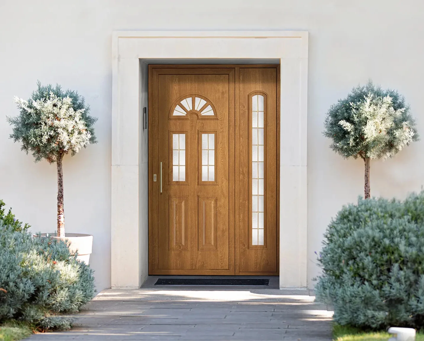 Porta exterior PVC em imitação de madeira tradicional com vidros decorativos