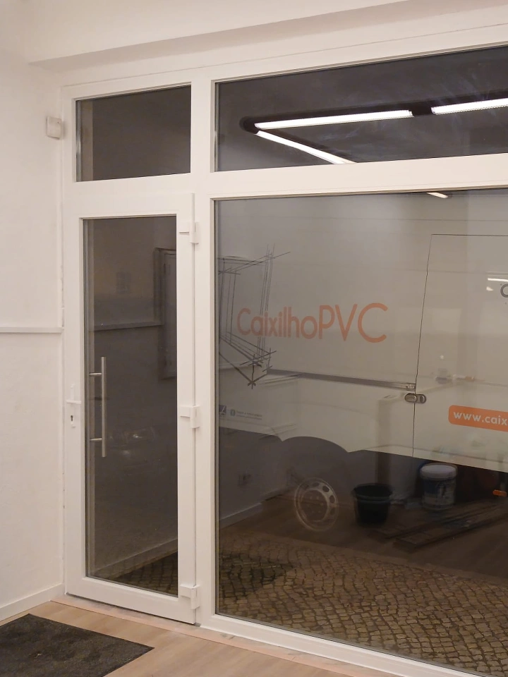 janelas novas em montra de loja - projeto loja comercial renovada