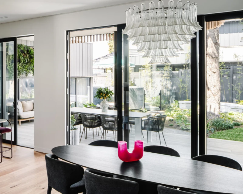 Interior moderno com janelas PVC e grande entrada de luz natural