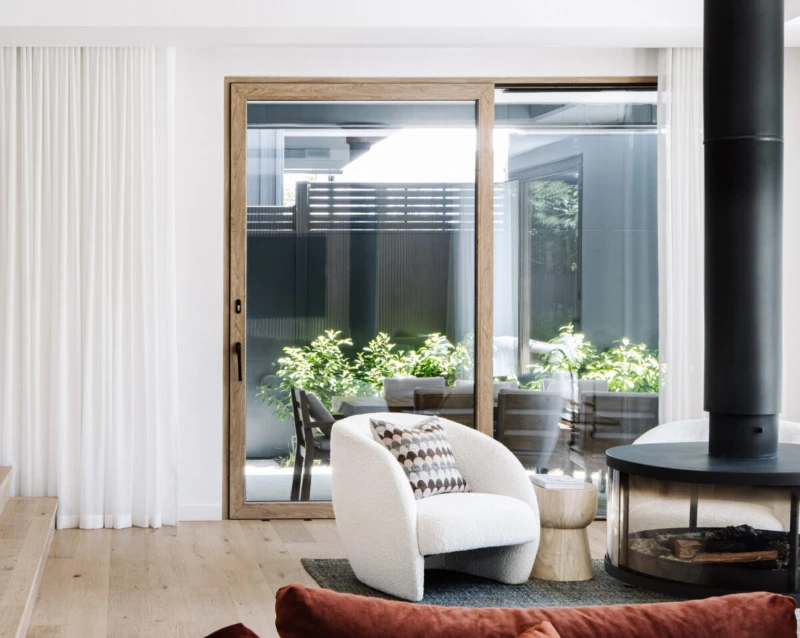 Janela de correr em PVC com acabamento madeira para sala moderna