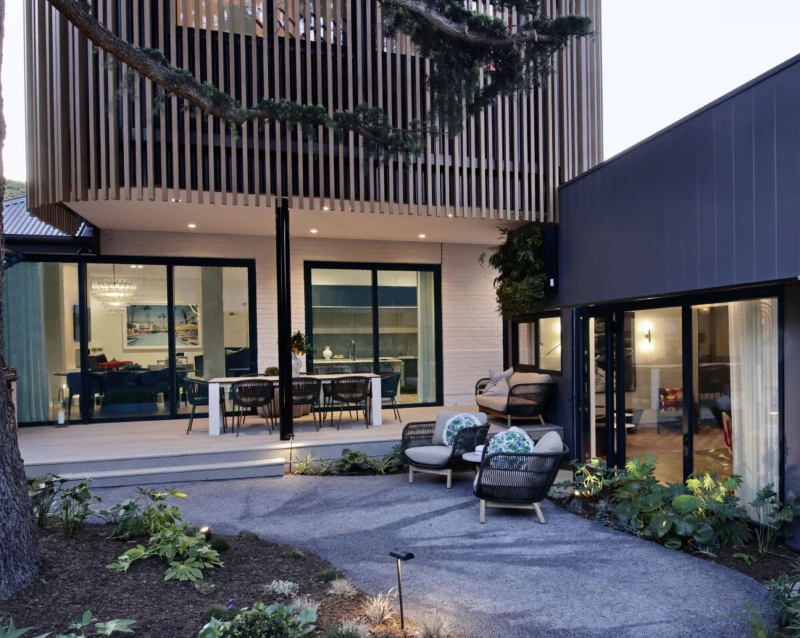 Moradia moderna com janelas PVC e portas de correr para jardim exterior