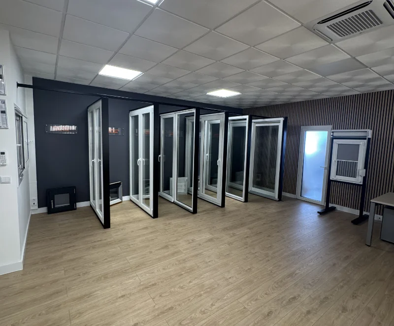 Showroom da Caixilho PVC em Lisboa com amostras de janelas em PVC para exposição