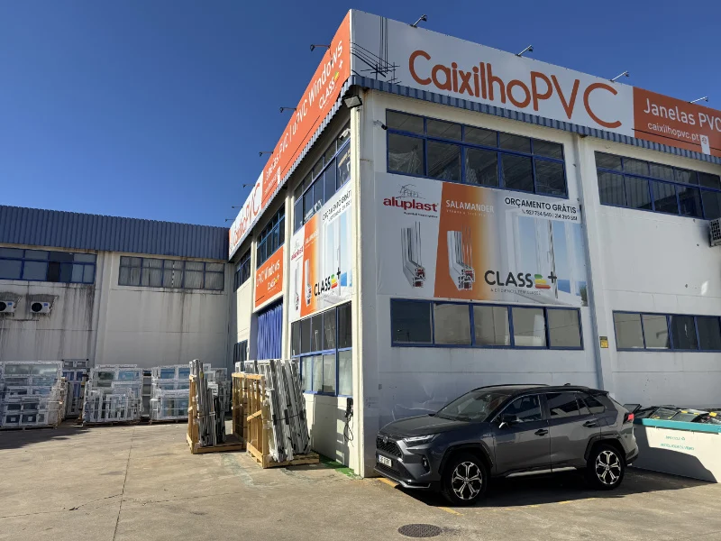 Fachada exterior da Caixilho PVC em Lisboa com exposição de janelas em PVC e soluções de caixilharia